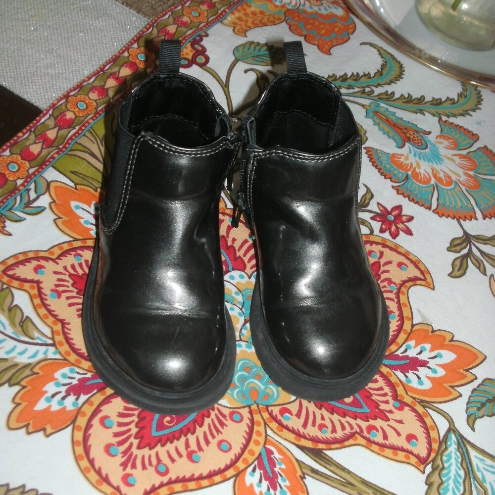 CUTE Gap Classic Black Patent Leather Chelsea Boot Ankle Bootie Side Zip size 6
